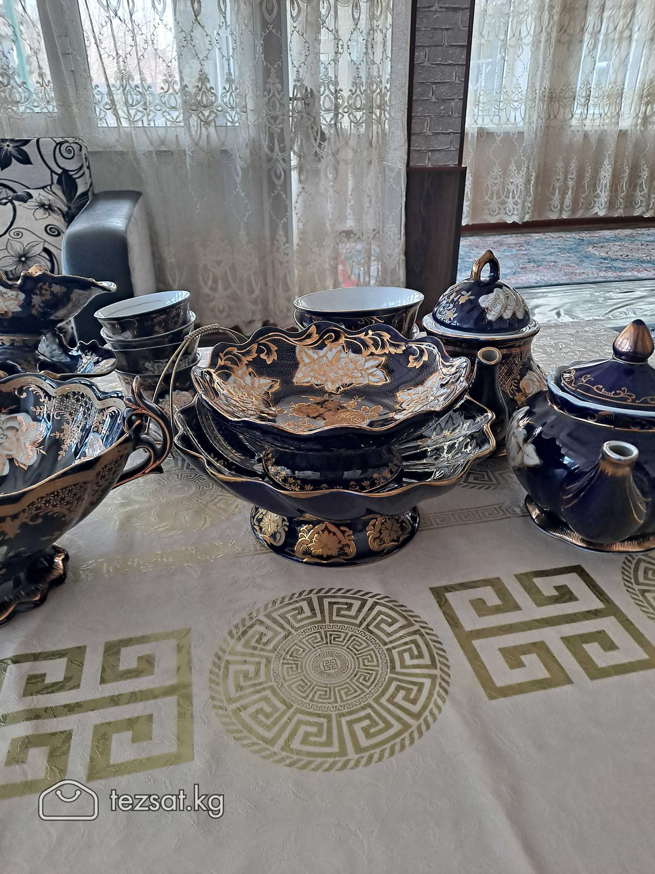 В комплекте идёт чайник, пиала,вазы большие , мале