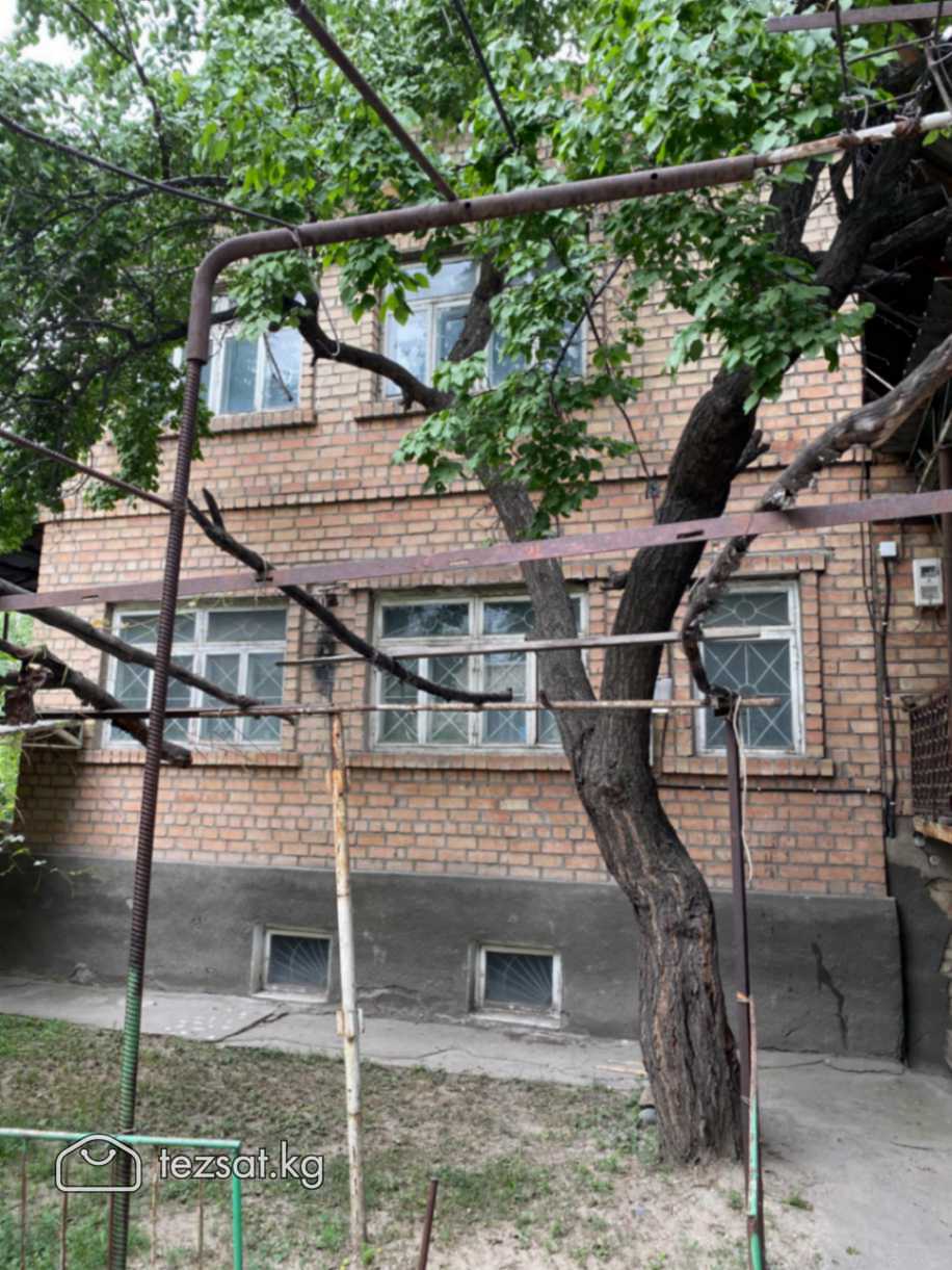 Продаю 2х этажный, кирпичный дом, по адресу с. Ала